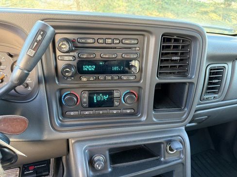 Used 2005 GMC Sierra 2500 SLT w/ Heavy-Duty Power Package image 18