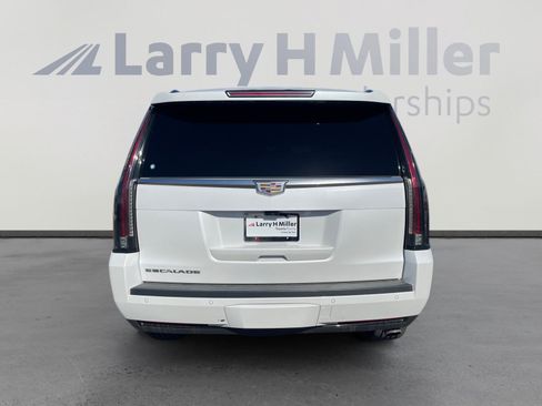 Used 2020 Cadillac Escalade Luxury w/ LPO, Radiant Package AWD/4WD image 4