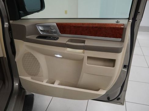 Used 2009 Chrysler Town & Country Touring FWD image 24