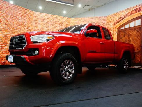Used 2019 Toyota Tacoma SR5 AWD/4WD image 2