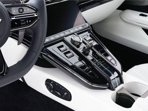 Used 2025 Aston Martin V8 Vantage Coupe RWD image 26