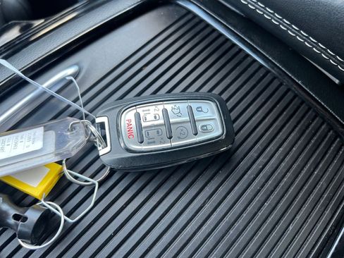 Used 2025 Chrysler Pacifica Limited image 28