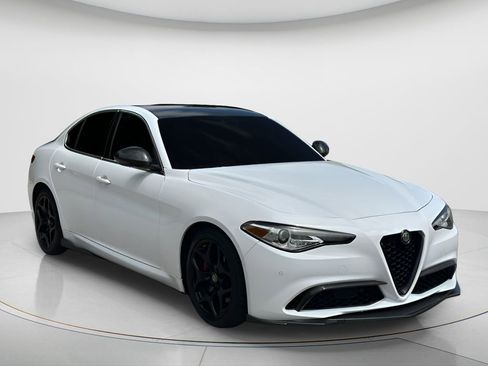 Used 2019 Alfa Romeo Giulia RWD image 3