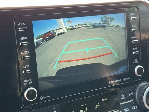 Used 2021 Toyota Highlander XLE AWD/4WD image 19