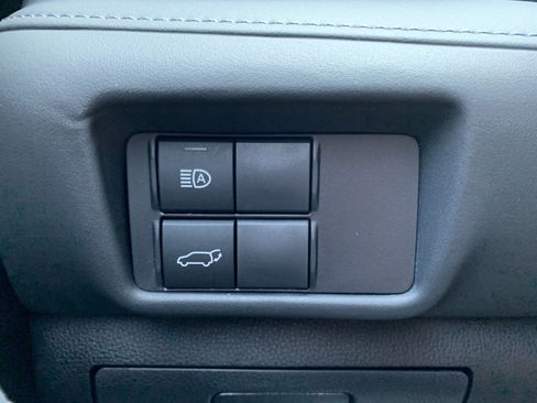 Used 2022 Toyota Highlander LE AWD/4WD image 17