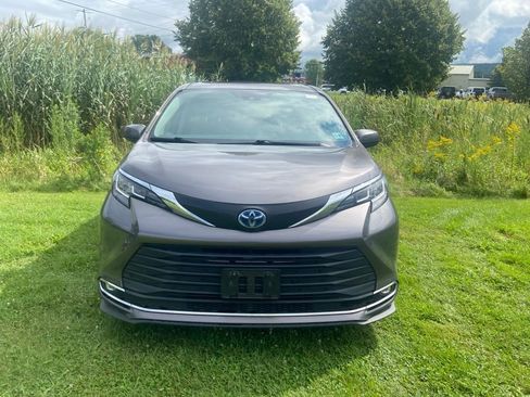 Used 2023 Toyota Sienna XLE FWD image 2