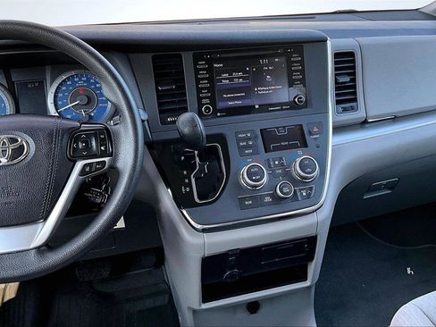 Used 2019 Toyota Sienna LE w/ Carpet Mat Package image 9
