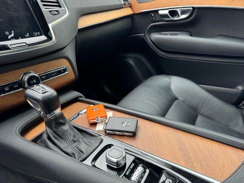 Used 2021 Volvo XC90 T6 Momentum w/ Protection Package Premier image 23