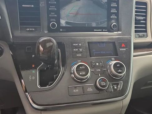 Used 2018 Toyota Sienna XLE w/ XLE Navigation Package image 17