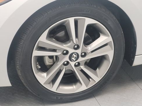 Used 2017 Hyundai Elantra Limited image 31