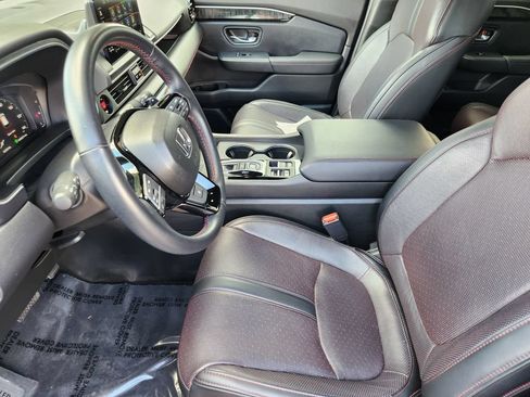 Used 2025 Honda Pilot Black Edition image 4