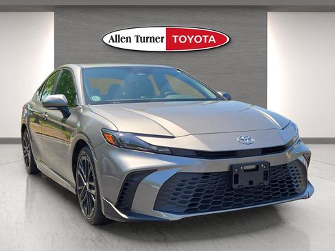 Used 2025 Toyota Camry SE image 2