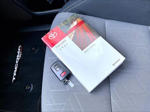 Used 2022 Toyota Tacoma TRD Sport w/ Technology Package image 17