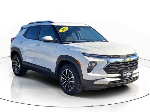 Used 2025 Chevrolet TrailBlazer LT AWD/4WD image 3