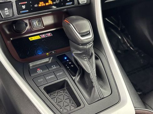 Certified 2025 Toyota RAV4 Limited w/ Advanced Technology Package image 22