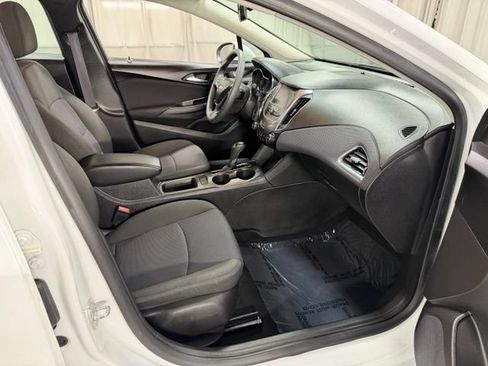 Used 2017 Chevrolet Cruze LT w/ Convenience Package FWD image 7