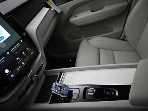 New 2026 Volvo XC60 T8 Ultra w/ Protection Package Premier image 16