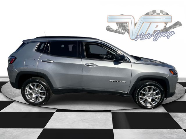 Used 2022 Jeep Compass Latitude AWD/4WD image 3