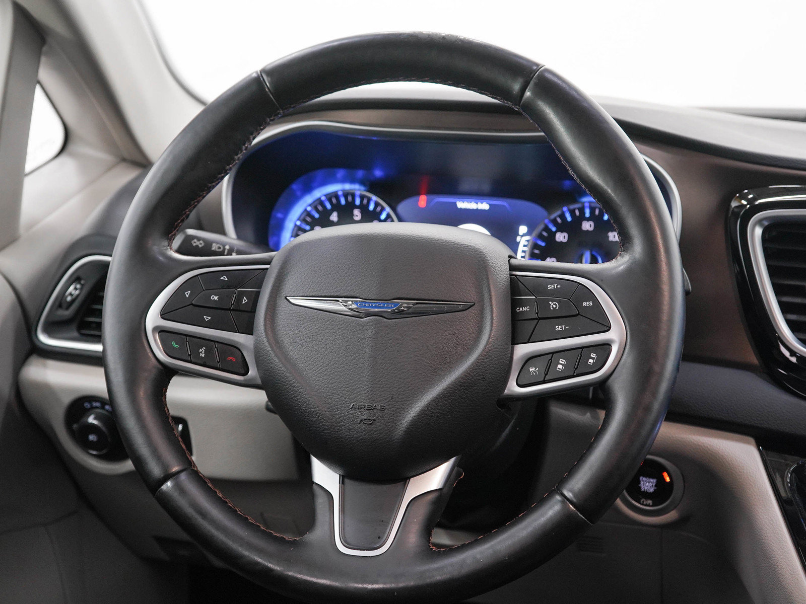 Used 2017 Chrysler Pacifica Touring-L Plus w/ Advanced Safetytec Group FWD image 19