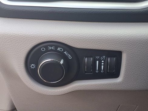Used 2023 Chrysler Voyager LX FWD image 8