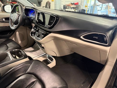 Certified 2023 Chrysler Pacifica Touring-L FWD image 9