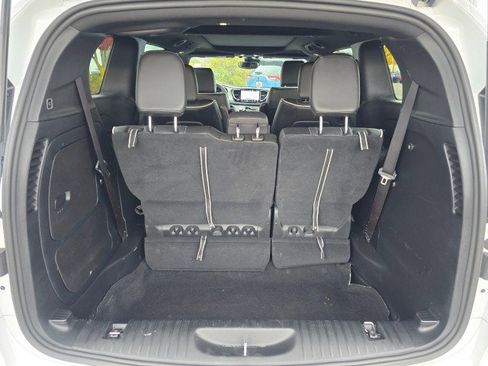 Used 2024 Chrysler Pacifica Premium image 16