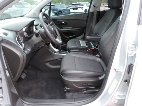 Used 2022 Chevrolet Trax LT w/ LT Convenience Package FWD image 20