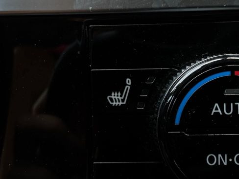 Used 2025 Nissan Pathfinder SV FWD image 29