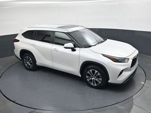 Used 2023 Toyota Highlander XLE image 19