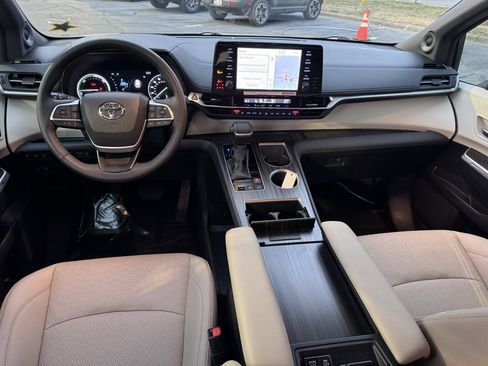 Used 2024 Toyota Sienna Limited image 5