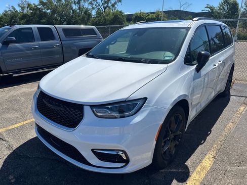 Used 2025 Chrysler Pacifica Limited FWD image 2