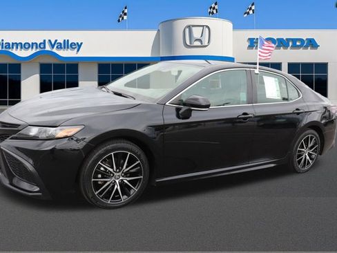 Used 2023 Toyota Camry SE image 3