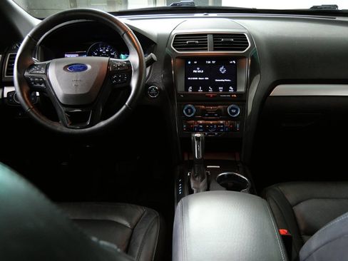 Used 2017 Ford Explorer XLT w/ Equipment Group 202A AWD/4WD image 21