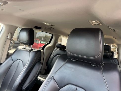 Certified 2023 Chrysler Pacifica Touring-L image 10