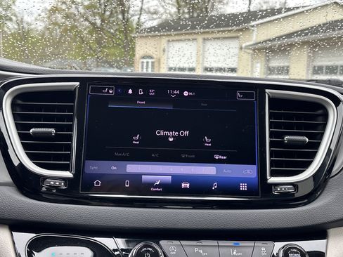 Used 2023 Chrysler Pacifica Touring-L FWD image 21