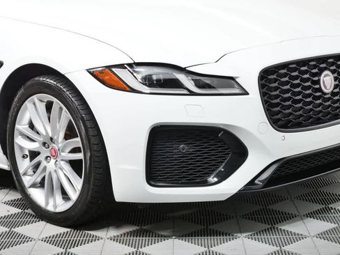 Used 2022 Jaguar XF R-Dynamic SE AWD/4WD image 38