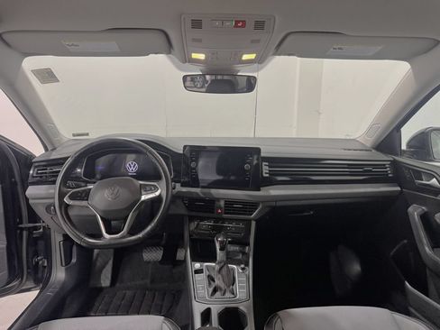 Used 2025 Volkswagen Jetta SE FWD image 2