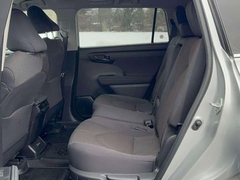 Used 2023 Toyota Highlander LE image 10