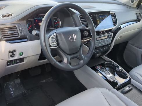Used 2020 Honda Pilot Touring image 2