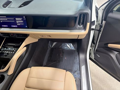 Certified 2025 Porsche Cayenne image 18