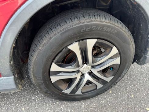 Used 2018 Toyota RAV4 LE FWD image 11