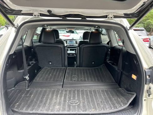 Used 2017 Toyota Highlander SE AWD/4WD image 14