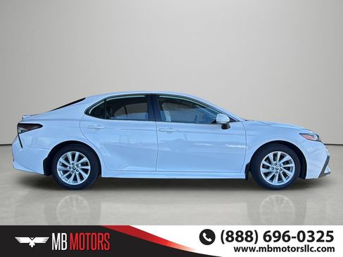 Used 2022 Toyota Camry SE FWD image 4