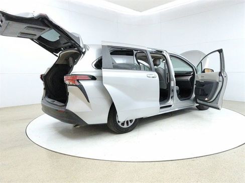 Used 2022 Toyota Sienna XLE image 12