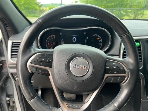Used 2019 Jeep Grand Cherokee Laredo AWD/4WD image 22