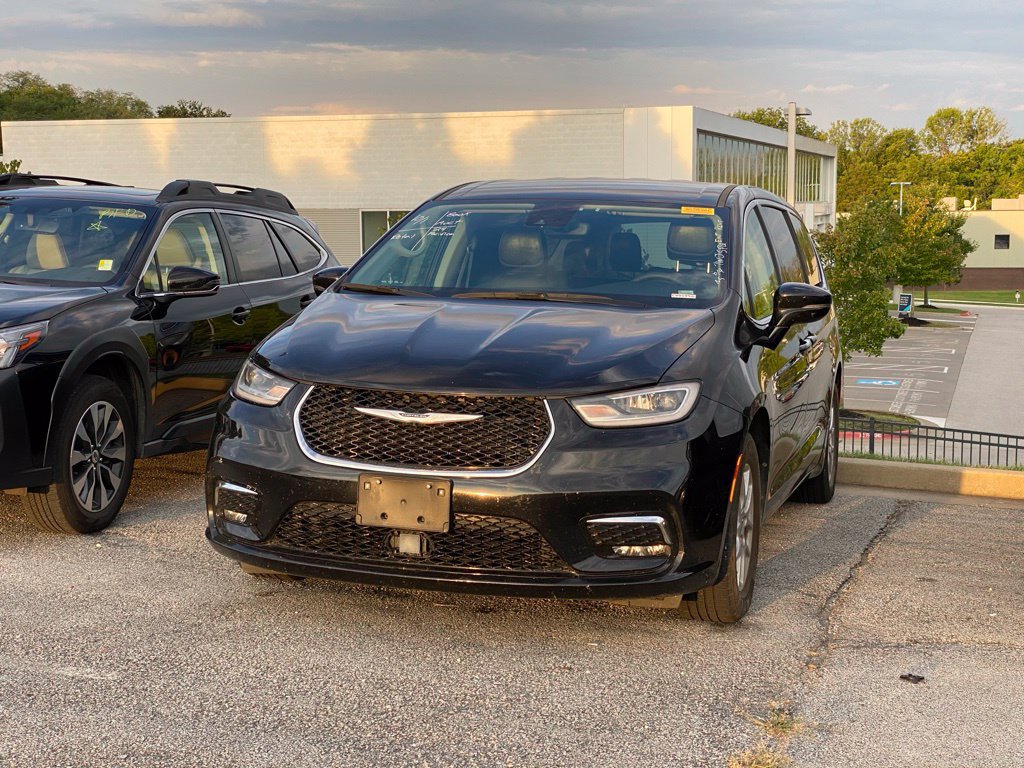 Used 2024 Chrysler Pacifica Touring-L FWD image 3