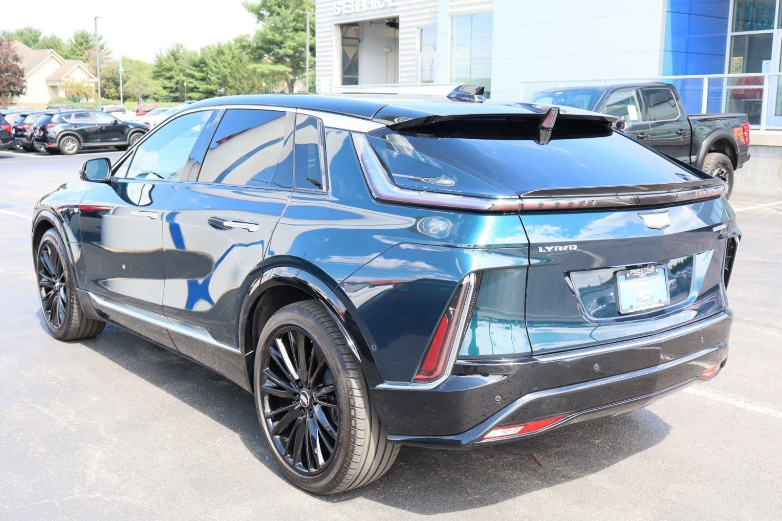 Used 2024 Cadillac Lyriq Luxury AWD/4WD image 6