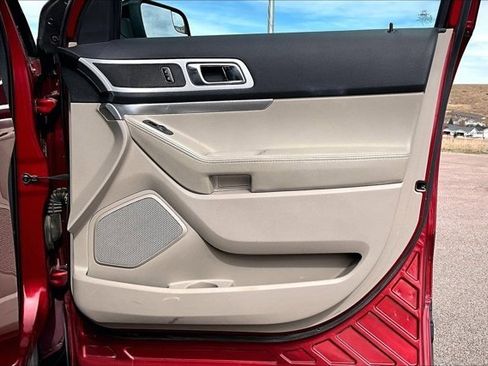 Used 2014 Ford Explorer XLT w/ Equipment Group 202A AWD/4WD image 29