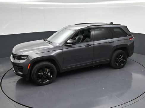 Used 2024 Jeep Grand Cherokee Altitude AWD/4WD image 27
