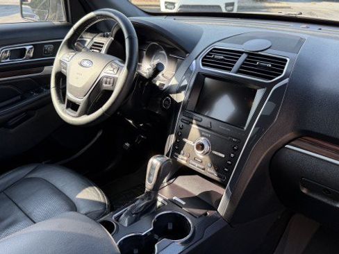 Used 2019 Ford Explorer Limited w/ Class III Trailer Tow Package FWD image 21